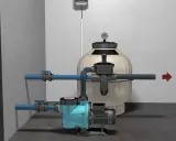 Schéma d'installation d'un filtre à sable pour piscine avec pompe bleue et cuve beige. L'eau circule de gauche à droite.