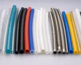 Gamme de tuyaux : transparent, bleu, rouge, noir, blanc, jaune, or et métal. Un tuyau plastique transparent est visible.