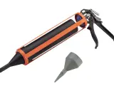 Pistolet à joint orange et noir, prêt à l'emploi pour vos travaux de calfeutrage. Un embout gris est également visible.