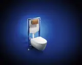 Une cuvette de toilette suspendue avec une chasse d'eau encastrée Geberit, prête pour une installation moderne et épurée.