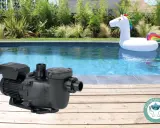 Pompe de piscine à vitesse variable, pour une consommation optimisée et une baignade sereine avec un gonflable licorne.