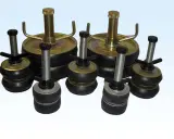 Ensemble de bouchons d'étanchéité pour canalisations, utilisés comme cache obturateur. Ils sont de différentes tailles, avec des mécanismes de serrage.