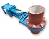 Vanne guillotine industrielle bleue et rouge avec bride.