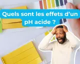 Un homme choqué découvre les effets d'un pH acide avec des bandelettes de test.