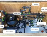 Système de filtration de piscine avec pompe, filtre à sable, électrolyseur et vanne 6 voies. Une **local technique** bien organisée pour une eau claire.