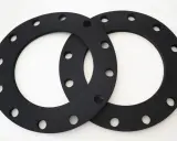 Deux joints sbr noirs, circulaires et percés, prêts à assurer l'étanchéité d'une connexion.