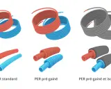 Trois paires de tuyaux : des tuyaux rouge et bleus simples, des tuyaux rouge et bleus pré-gainés, et des tuyaux rouge et bleus pré-gainés et isolés.