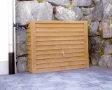Un récupérateur d'eau de pluie en bois, discret et esthétique, prêt à être installé. Idéal pour fabriquer un système écologique.
