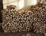 Gros tas de bois de chauffage empilés, prêts à être utilisés dans la cheminée. L'image montre une grande quantité de bois coupé, parfait pour stocker le bois de chauffage.