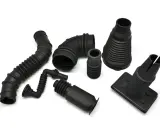 Diverses pièces en caoutchouc noir, dont un joint torique EPDM, des soufflets et des tuyaux flexibles, sur fond blanc.
