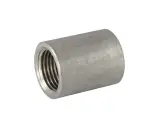 Manchon inox à souder, une pièce métallique cylindrique avec un filetage interne, prête pour une connexion solide.