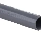 Un tuyau PVC souple gris, strié, prêt à transporter des fluides.