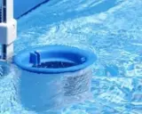 Branchement skimmer piscine hors sol : le système de filtration aspire les débris pour une eau claire.