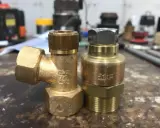 Deux raccords en laiton, l'un avec une tête moletée, l'autre avec un écrou hexagonal. Parfait pour un tuyau de 12 mm.