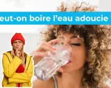 Une femme pense à boire de l'eau adoucie, tandis qu'une autre boit un verre d'eau.