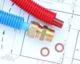 Tuyaux din40 bleus et rouges, raccord laiton et rondelles sur un plan technique.