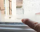 Gouttelettes de condensation sur une fenêtre, signe d'une maison humide que faire pour y remédier.