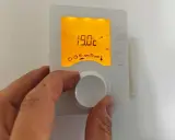 Réglage de la température de la salle de bain à 19°C avec un thermostat.