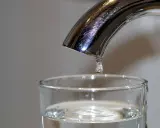 Une goutte d'eau potable de Rouen tombe dans un verre.