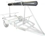 Un tube noir, une canne de soutirage, est fixé sur un support de remorque.