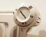Le thermostat Giacomini affiche le chiffre 1, symbolisant une température basse. Que veut dire la lune sur un thermostat ? Ici, c'est une étoile, indiquant le gel.