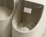 Deux bacs d'adoucisseur d'eau. L'un contient du sel en poudre, l'autre des pastilles de sel. L'eau dans le bac à sel adoucisseur est essentielle.