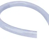 Un tuyau transparent 25mm enroulé, prêt pour le transport de liquides.