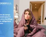Locataire frigorifié sous une couverture, tasse à la main. Le chauffage d'un appartement en location est essentiel.