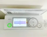 Le radiateur affiche "priorité au confort" en mode éco. Le bouton d'alimentation est allumé en vert.