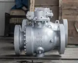 Gros plan sur une poignée vanne industrielle grise, prête pour l'installation.