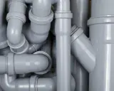 Un enchevêtrement de tuyaux gris en PVC, prêts pour un événement 100% plomberie.