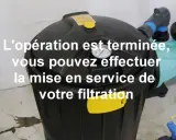 Gros filtre noir avec manomètre, prêt pour la mise en service après avoir effectué le changer filtre adoucisseur.