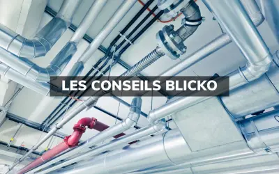 Un réseau complexe de tuyaux argentés et un tuyau rouge, installés au plafond. Ces tuyaux semblent cacher des secrets techniques.