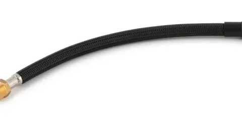 Un tuyau élastique noir tressé avec des raccords en laiton et noir.