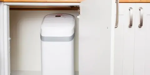 Un adoucisseur d'eau AEG, discret sous l'évier, témoigne de l'expertise d'un fabricant adoucisseur d'eau soucieux de votre confort.