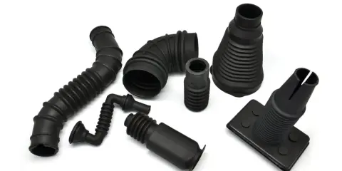Diverses pièces en caoutchouc noir, dont un joint torique EPDM, des soufflets et des tuyaux flexibles, sur fond blanc.