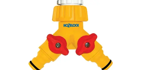Un raccord rapide double femelle jaune avec deux robinets rouges pour diviser le débit d'eau.