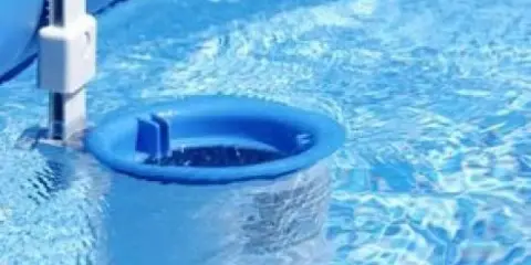 Branchement skimmer piscine hors sol : le système de filtration aspire les débris pour une eau claire.