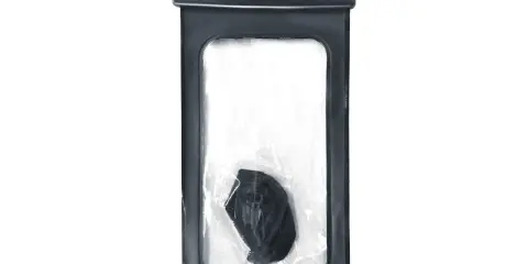 Une pochette étanche pour téléphone portable, avec un objet noir à l'intérieur. Ce bouchon mobile protège votre appareil.