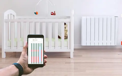 Contrôle du chauffage de la chambre bébé via smartphone. Un radiateur blanc et un lit de bébé sont visibles.