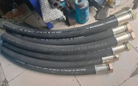 Plusieurs tuyaux hydrauliques BOTONG, chaque tuyau serti avec des raccords métalliques, prêts pour l'installation.