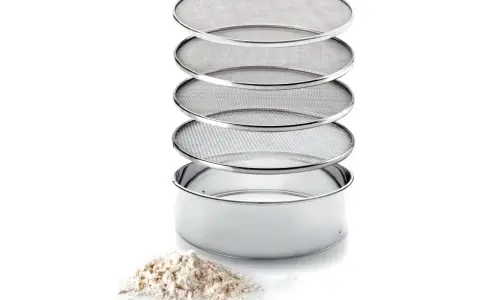 Grille tamis inox empilable, idéale pour tamiser la farine et obtenir une texture aérienne pour vos pâtisseries.