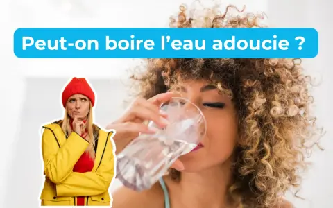Une femme pense à boire de l'eau adoucie, tandis qu'une autre boit un verre d'eau.