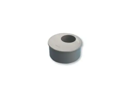 Un coude PVC 40 avec bouchon, prêt à être installé pour une canalisation.