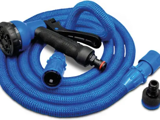 Un tuyau d'arrosage bleu, renforcé, avec une poignée pistolet et plusieurs embouts.