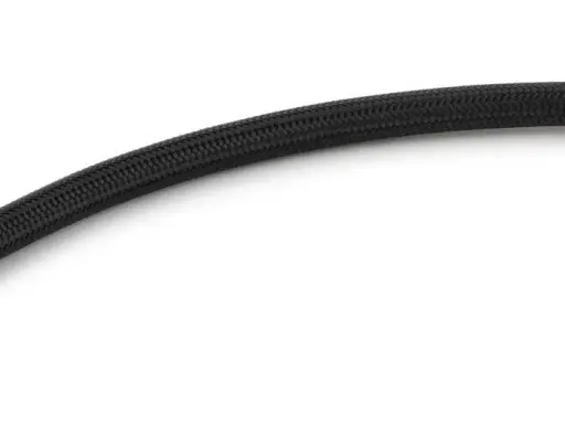Un tuyau élastique noir tressé avec des raccords en laiton et noir.