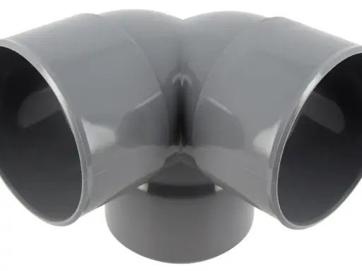 Un coude 1/2 femelle femelle gris en PVC, prêt à connecter deux tuyaux pour un système de plomberie.