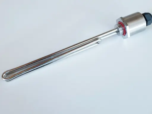 Élément chauffant en acier inoxydable, une résistance chauffante immergée avec un raccord fileté et un capuchon de protection.