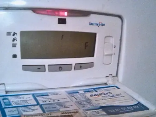 Écran d'un adoucisseur d'eau affichant un code erreur "F". Voyant rouge allumé.