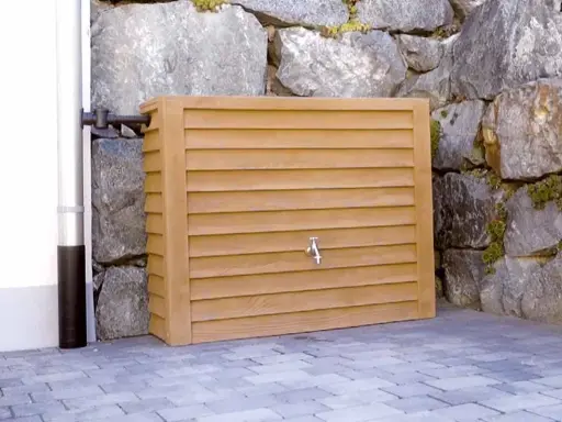 Un récupérateur d'eau de pluie en bois, discret et esthétique, prêt à être installé. Idéal pour fabriquer un système écologique.